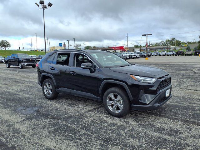Used 2025 Toyota RAV4 XLE AWD/4WD image 2