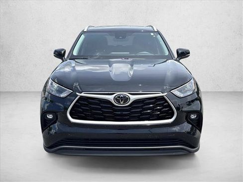 Used 2023 Toyota Highlander XLE FWD image 2
