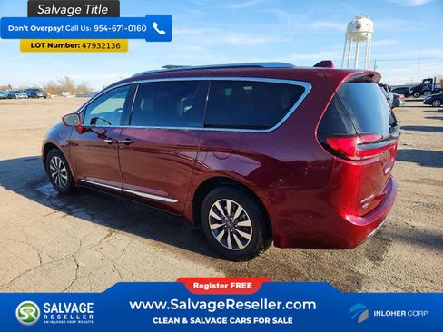 Used 2021 Chrysler Pacifica Limited image 3