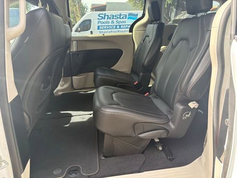 Used 2019 Chrysler Pacifica Touring-L FWD image 11