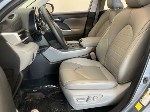 Used 2022 Toyota Highlander XLE AWD/4WD image 12