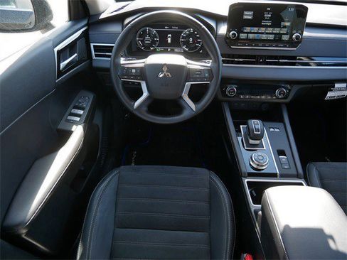 Used 2025 Mitsubishi Outlander SE image 10