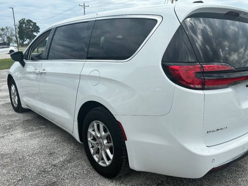 Used 2024 Chrysler Pacifica Touring-L FWD image 6