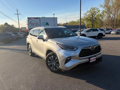 Used 2021 Toyota Highlander XLE image 2