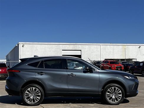 Used 2023 Toyota Venza Limited image 3