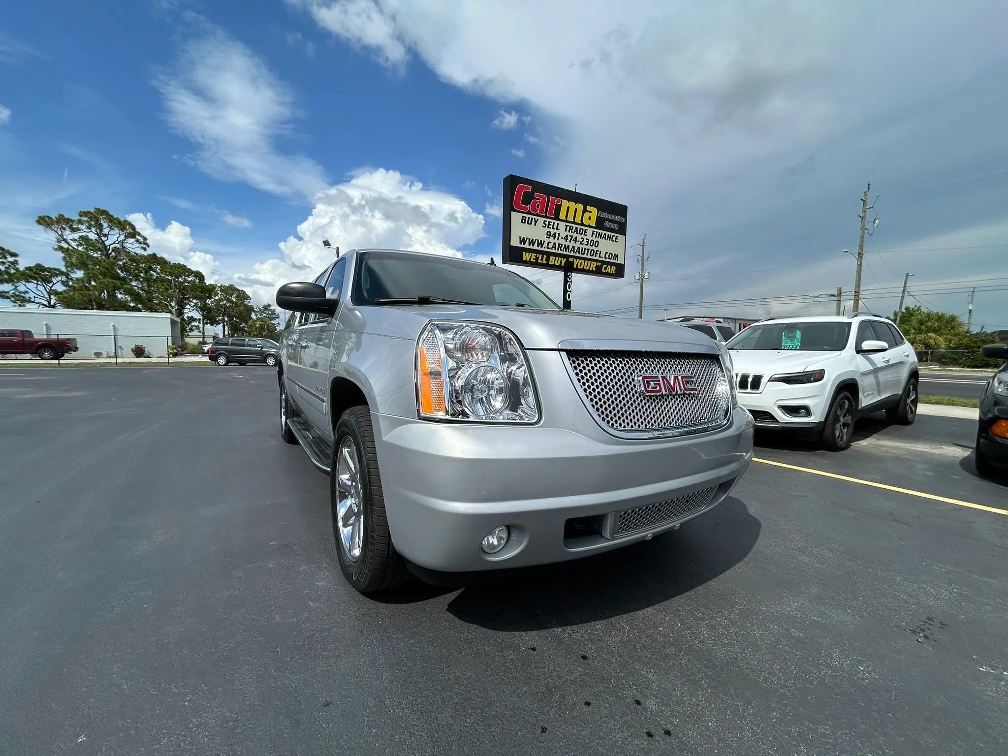 Used 2012 GMC Yukon XL Denali RWD image 2