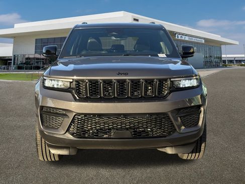 Used 2022 Jeep Grand Cherokee Altitude image 3
