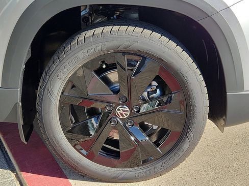 New 2026 Volkswagen Taos SE image 6