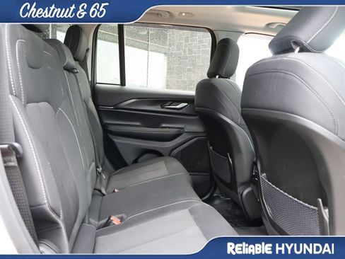 Used 2023 Jeep Grand Cherokee Laredo X image 13