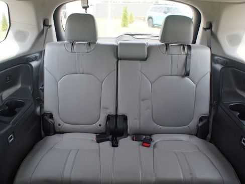 Used 2025 Honda Pilot Touring image 17