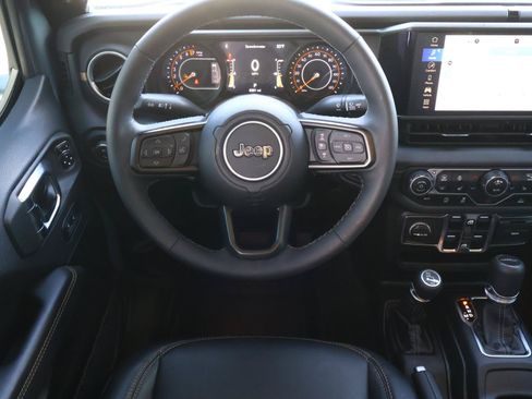 Used 2025 Jeep Gladiator Sport AWD/4WD image 10