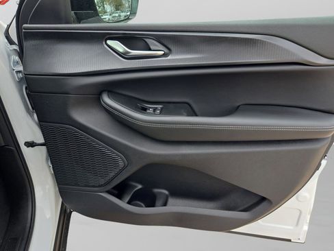 New 2025 Jeep Grand Cherokee Altitude RWD image 31