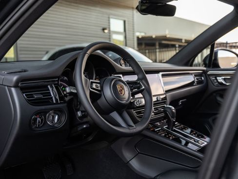 Certified 2026 Porsche Macan AWD/4WD image 4