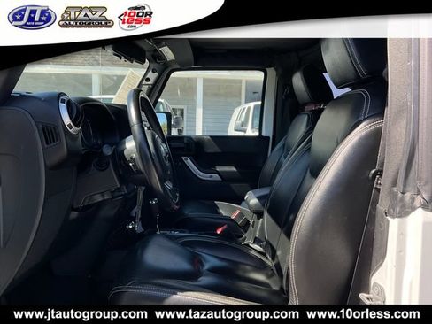 Used 2017 Jeep Wrangler Sahara w/ Connectivity Group AWD/4WD image 9