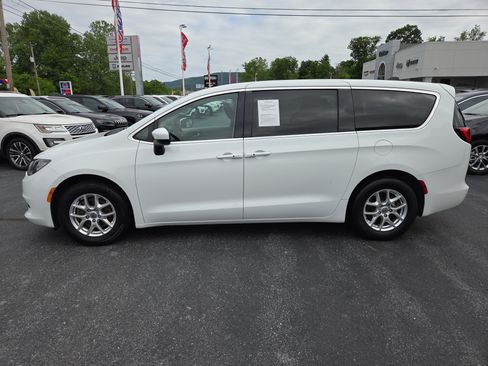 Certified 2022 Chrysler Voyager LX FWD image 7