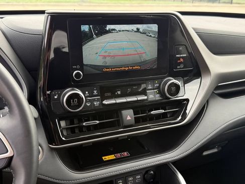 Used 2025 Toyota Highlander XLE FWD image 13