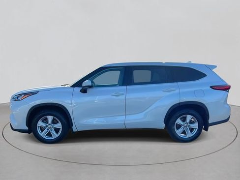 Used 2020 Toyota Highlander LE image 2