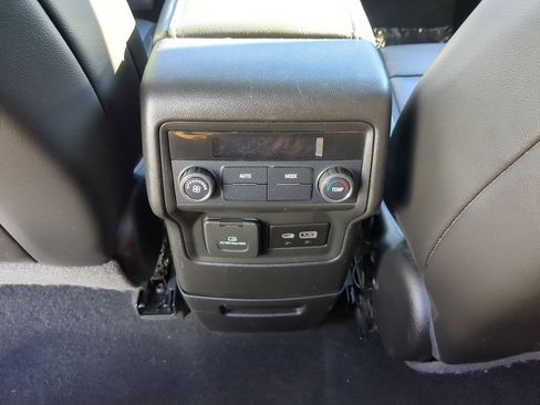 Used 2021 GMC Acadia SLT image 29