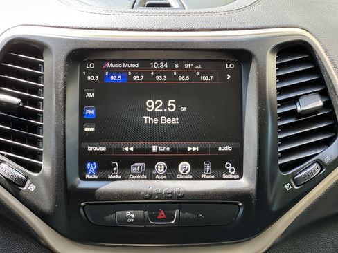 Used 2018 Jeep Cherokee Limited FWD image 16