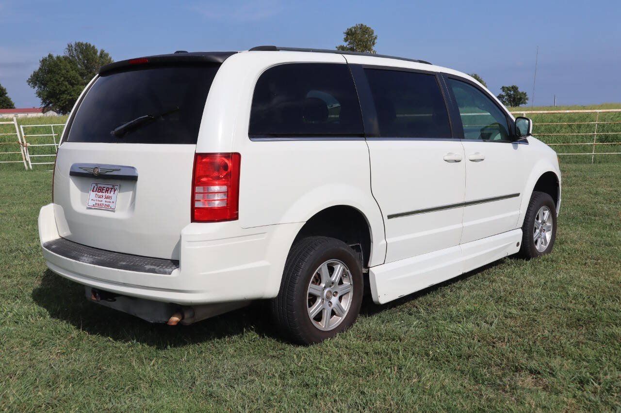 Used 2010 Chrysler Town & Country Touring FWD image 7