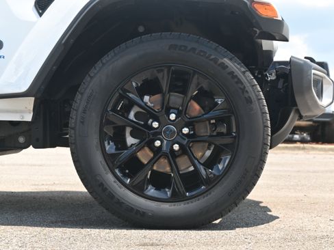 Used 2025 Jeep Wrangler Unlimited Sahara AWD/4WD image 13