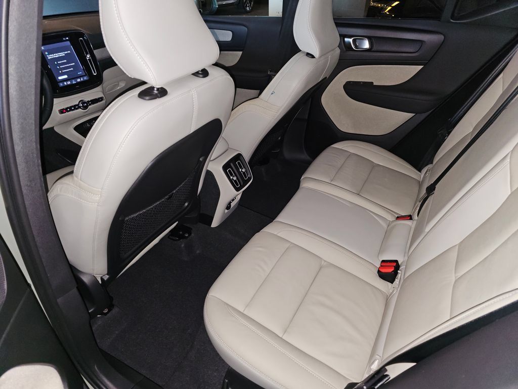 Certified 2024 Volvo XC40 B5 Plus w/ Protection Package Premier AWD/4WD image 12
