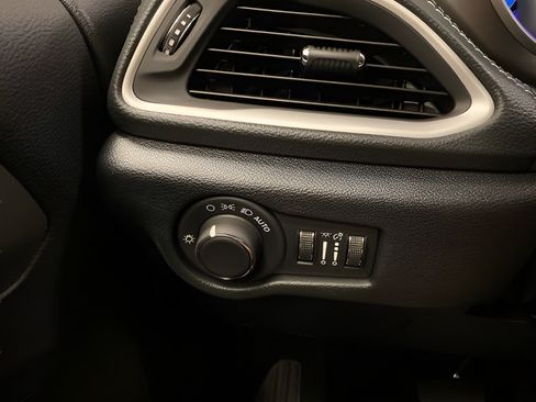 Used 2027 Chrysler Pacifica Limited FWD image 16