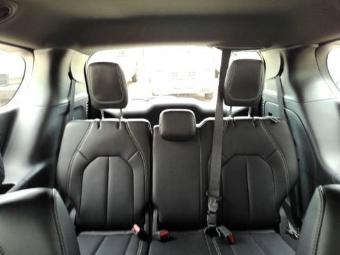 Used 2026 Chrysler Pacifica Select FWD image 36