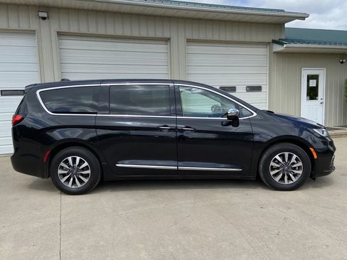 Used 2023 Chrysler Pacifica Limited FWD image 7