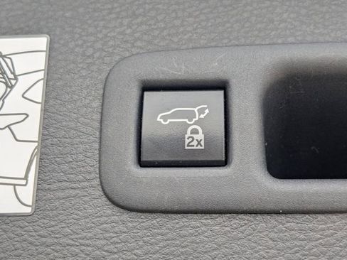 Used 2021 Toyota Sienna XLE w/ XLE Plus Package FWD image 11