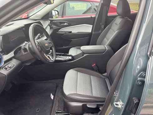 Used 2025 Chevrolet Trax LT w/ LT Convenience Package FWD image 25