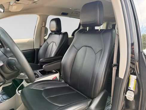 Used 2024 Chrysler Pacifica Touring-L FWD image 19