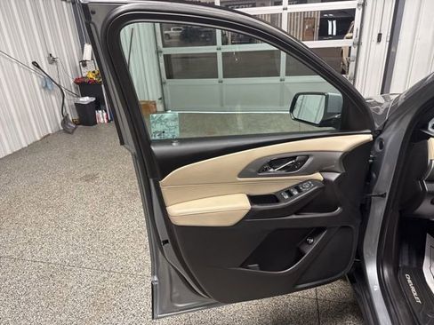Used 2023 Chevrolet Traverse LT image 7