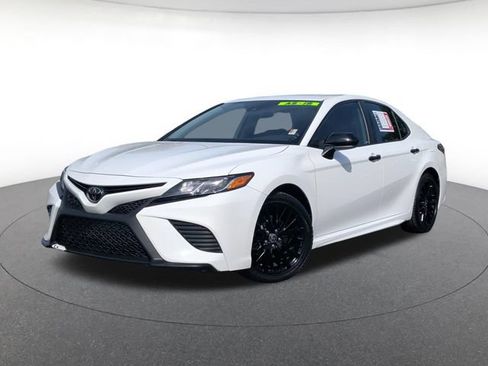 Used 2020 Toyota Camry SE FWD image 1