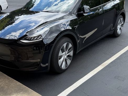 Used 2023 Tesla Model Y Long Range AWD/4WD image 1