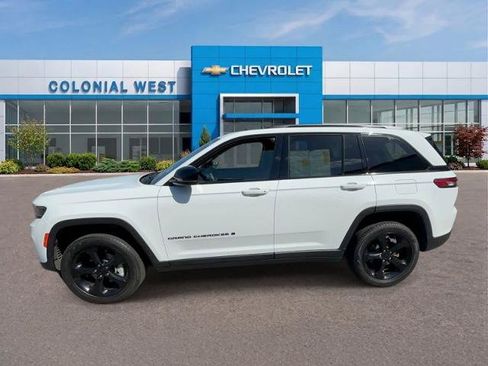 Used 2023 Jeep Grand Cherokee Limited w/ Black Appearance Package AWD/4WD image 2