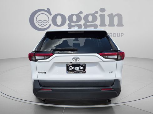 Used 2022 Toyota RAV4 LE FWD image 5