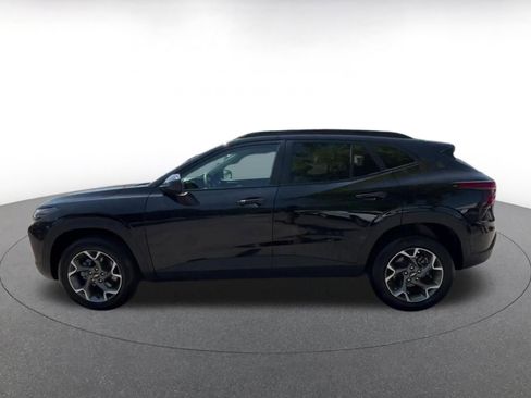 Used 2025 Chevrolet Trax LT FWD image 9