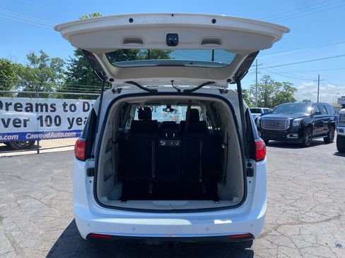Used 2017 Chrysler Pacifica Touring-L w/ Safetytec Group FWD image 5