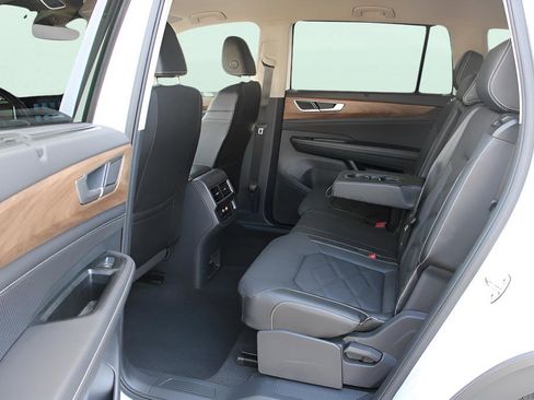 Used 2025 Volkswagen Atlas SE FWD image 14