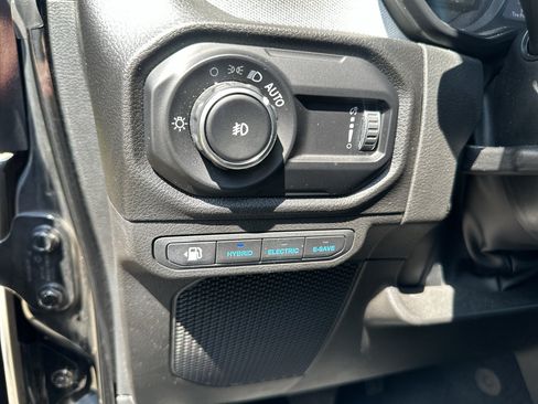 Used 2024 Jeep Wrangler Unlimited w/ Convenience Group AWD/4WD image 18