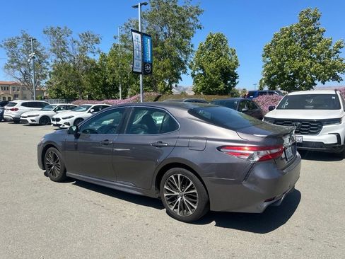 Used 2018 Toyota Camry SE FWD image 4