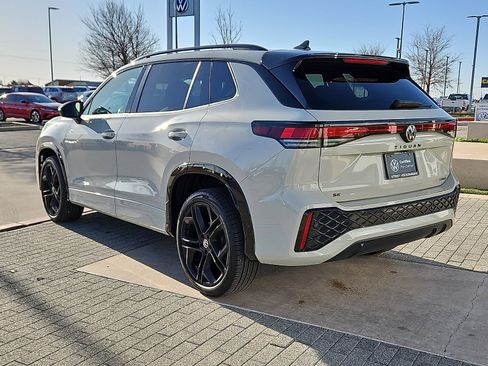 Certified 2025 Volkswagen Tiguan SE R-Line image 2