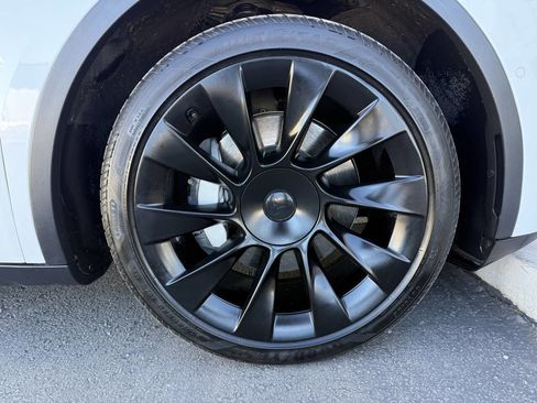 Used 2021 Tesla Model Y Long Range image 21