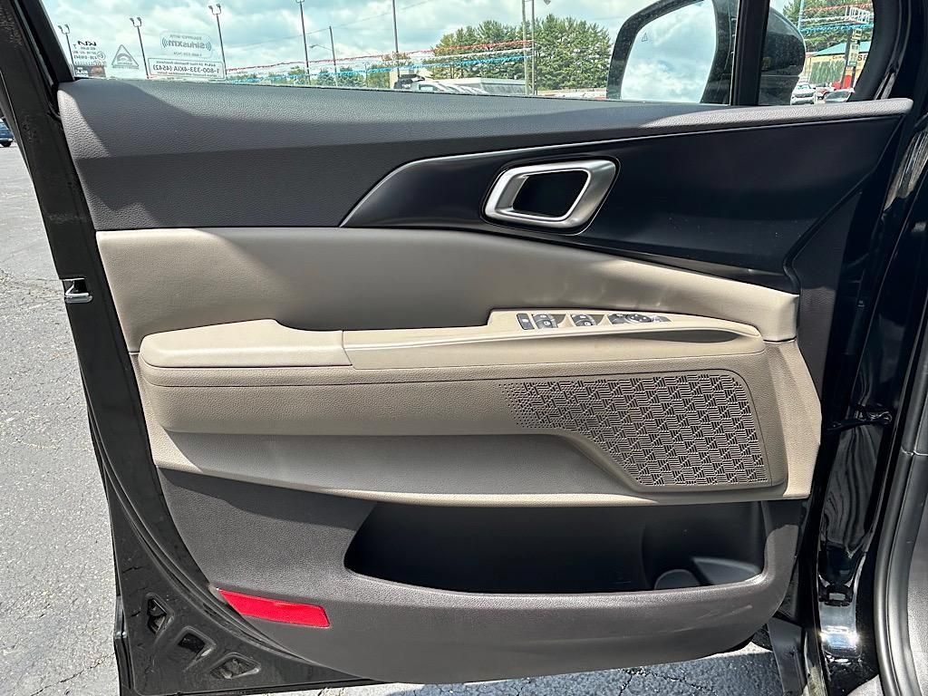 New 2025 Kia Carnival FWD image 14