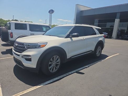 Used 2023 Ford Explorer XLT w/ Equipment Group 202A AWD/4WD image 3