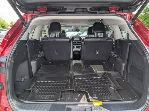 Used 2022 Toyota Highlander XLE AWD/4WD image 17