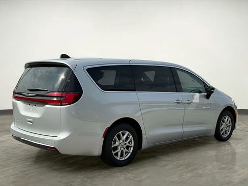 Used 2024 Chrysler Pacifica Touring-L image 10