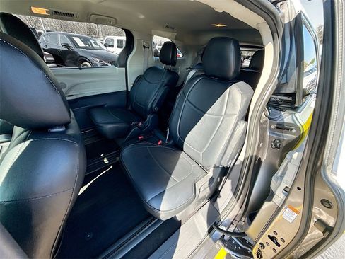 Used 2022 Toyota Sienna LE image 27