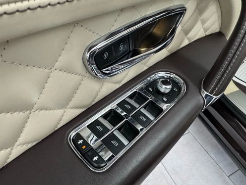 Used 2017 Bentley Bentayga image 35